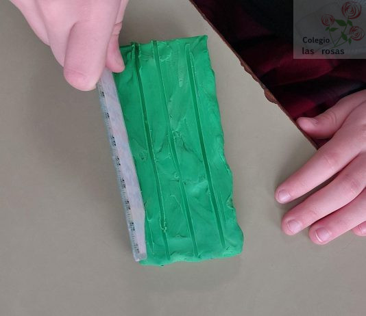 Practicando las texturas de la fruta con plastilina