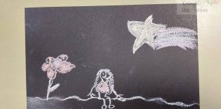 Cuarto de Primaria pinta con tizas sobre fondo oscuro en Arts